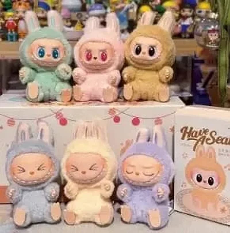 نمای دوم عروسک لبوبو نشسته | Labubu Have a Seat Plush