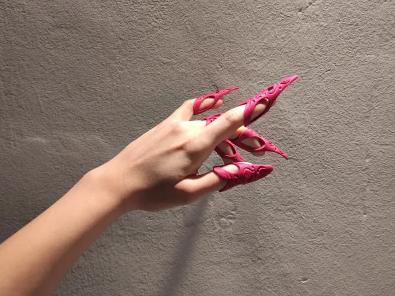 ناخن بلند شرور تزئینی